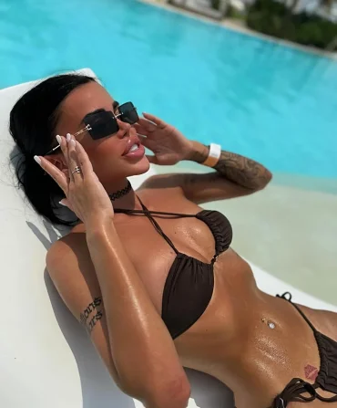Elli - Escort in Al Ain